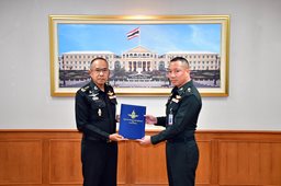 ๑๒ พ.ย.๖๗ จก.วท.กห. มอบใบประกาศการรับรองมาตรฐานยุทโธปกรณ์ของ กห.