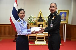 ๖ พ.ย.๖๘ จก.วท.กห. มอบของขวัญและการ์ดอวยพร ให้กับกำลังพล วท.กห. ที่เกิดในห้วงเดือน พ.ย.๖๘