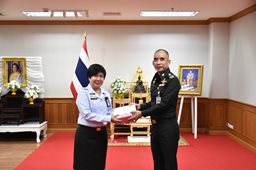 ๖ พ.ย.๖๘ จก.วท.กห. มอบของขวัญและการ์ดอวยพร ให้กับกำลังพล วท.กห. ที่เกิดในห้วงเดือน พ.ย.๖๘