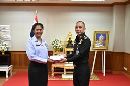 ๖ พ.ย.๖๘ จก.วท.กห. มอบของขวัญและการ์ดอวยพร ให้กับกำลังพล วท.กห. ที่เกิดในห้วงเดือน พ.ย.๖๘