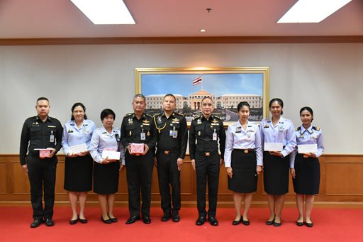 ๖ พ.ย.๖๘ จก.วท.กห. มอบของขวัญและการ์ดอวยพร ให้กับกำลังพล วท.กห. ที่เกิดในห้วงเดือน พ.ย.๖๘