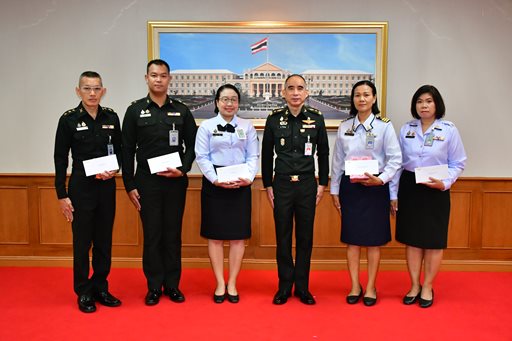 ๑๔ พ.ย.๖๘ จก.วท.กห. มอบของขวัญและการ์ดอวยพร ให้กับกำลังพล วท.กห. ห้วงเดือน พ.ย.๖๘