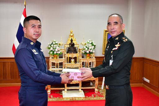๑๙ พ.ย.๖๘ จก.วท.กห. มอบของขวัญและการ์ดอวยพร ให้แก่กำลังพล วท.กห. ที่เกิดในห้วงเดือน พ.ย.๖๘