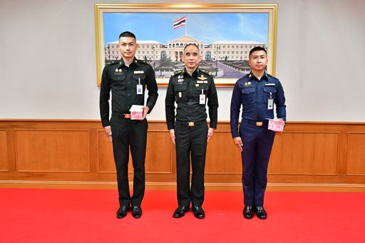 ๑๙ พ.ย.๖๘ จก.วท.กห. มอบของขวัญและการ์ดอวยพร ให้แก่กำลังพล วท.กห. ที่เกิดในห้วงเดือน พ.ย.๖๘