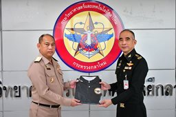 ๒๑ พ.ย.๖๘ จก.วท.กห. มอบเสื้อให้แก่กำลังพล วท.กห.