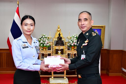 ๙ ก.พ.๖๙ จก.วท.กห. มอบของขวัญและการ์ดอวยพร วันเกิดให้กับข้าราชการ วท.กห.