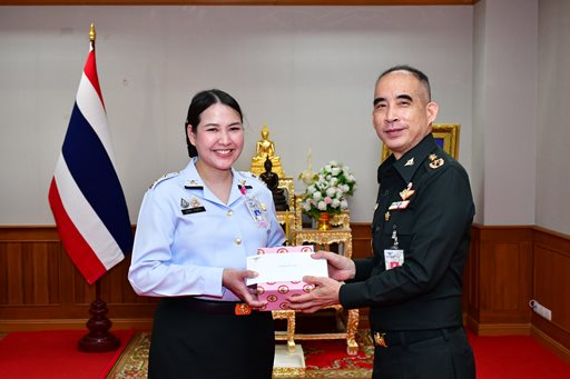 ๙ ก.พ.๖๙ จก.วท.กห. มอบของขวัญและการ์ดอวยพร วันเกิดให้กับข้าราชการ วท.กห.