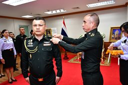 ๒๘ พ.ค.๖๙ พิธีประดับเครื่องหมายยศนายทหารสัญญาบัตร และนายทหารประทวน