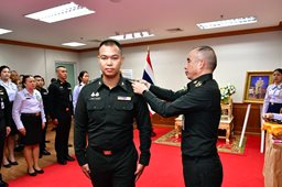 ๒๘ พ.ค.๖๙ พิธีประดับเครื่องหมายยศนายทหารสัญญาบัตร และนายทหารประทวน