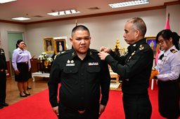 ๓ ก.ค.๖๙ จก.วท.กห. เป็นประธานในพิธีประดับเครื่องหมายยศนายทหารสัญญาบัตรและนายทหารประทวน