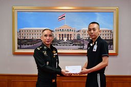 ๑๖ มิ.ย.๖๙ จก.วท.กห. มอบของขวัญและการ์ดอวยพร ให้แก่กำลังพล วท.กห. ที่มีวันคล้ายวันเกิดในห้วงเดือน ก.ค.๖๙