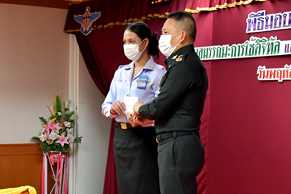 ๒๕ มี.ค.๖๔ พล.ท.คงชีพ ตันตระวาณิชย์ จก.วท.กห. พร้อม นขต.วท.กห.ทำพิธีมอบรางวัลให้แก่ ข้าราชการ วท.กห. ที่ผ่านการทดสอบมาตรฐานสมรรถนะการใช้ดิจิทัล และ มอบหนังสือรับรองสมรรถนะด้านการใช้ภาษาอังกฤษ