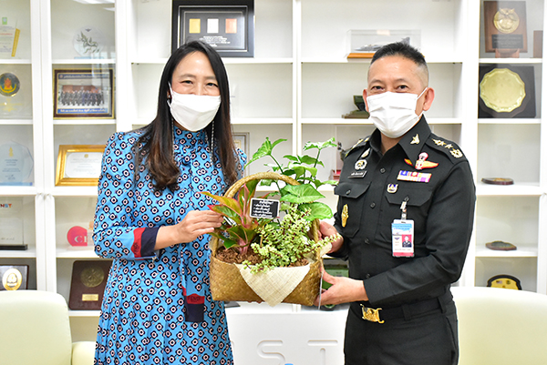 ๒๑ ก.ย.๖๔ ดร.จุฑาทอง จารุมิลินท ผอ.สวค. เข้าพบ พล.ท.คงชีพ ตันตระวาณิชย์ จก.วท.กห. เพื่อแสดงความยินดีเนื่องในโอกาสที่ได้รับพระราชทานยศสูงขึ้น และเข้าพบรอง จก.วท.กห. (๑) เพื่อแสดงความยินดีเนื่องในโอกาสที่ได้รับพระราชทานยศสูงขึ้นและดำรงตำแหน่งเป็น จก.วท.กห.