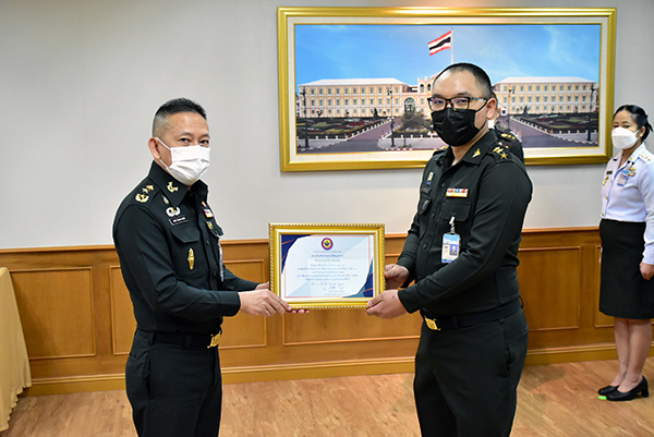 ๒๒ ก.ย.๖๔ พล.ท.คงชีพ ตันตระวาณิชย์ จก.วท.กห. พิธีมอบโล่ที่ระลึก และใบประกาศ ให้แก่ข้าราชการ วท.กห. ที่มีผลการศึกษาดีเลิศ และคะแนนเรียนรวมยอดเยี่ยม ของหลักสูตรแนวทางการรับราชการ จำนวน ๒ นาย