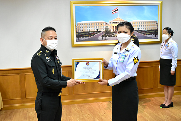 ๒๒ ก.ย.๖๔ พล.ท.คงชีพ ตันตระวาณิชย์ จก.วท.กห. พิธีมอบโล่ที่ระลึก และใบประกาศ ให้แก่ข้าราชการ วท.กห. ที่มีผลการศึกษาดีเลิศ และคะแนนเรียนรวมยอดเยี่ยม ของหลักสูตรแนวทางการรับราชการ จำนวน ๒ นาย