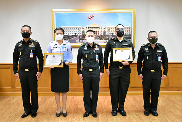 ๒๒ ก.ย.๖๔ พล.ท.คงชีพ ตันตระวาณิชย์ จก.วท.กห. พิธีมอบโล่ที่ระลึก และใบประกาศ ให้แก่ข้าราชการ วท.กห. ที่มีผลการศึกษาดีเลิศ และคะแนนเรียนรวมยอดเยี่ยม ของหลักสูตรแนวทางการรับราชการ จำนวน ๒ นาย