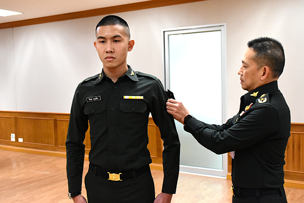 พิธีประดับเครื่องหมายยศนายทหารชั้นประทวน