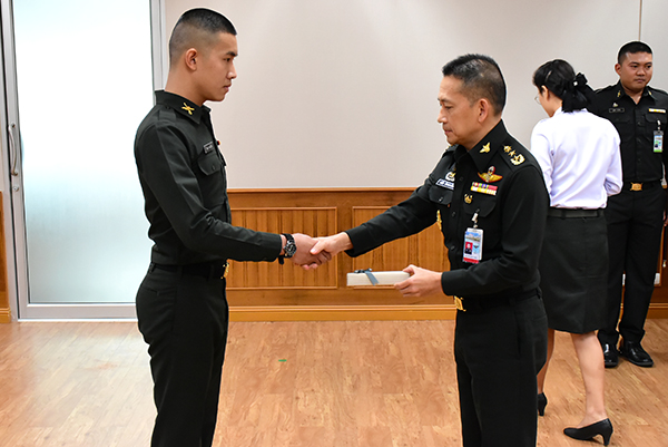 พิธีประดับเครื่องหมายยศนายทหารชั้นประทวน