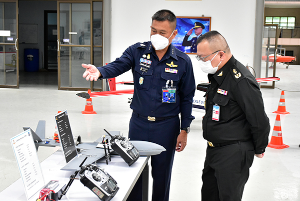 ๑๑ พ.ย.๖๔ จก.วท.กห. เยี่ยมชมดูผลงานวิจัยของ ศูนย์วิจัยพัฒนาวิทยาศาสตร์เทคโนโลยีการบินและอวกาศกองทัพอากาศ และชมการสาธิตอากาศยานไร้นักบิน