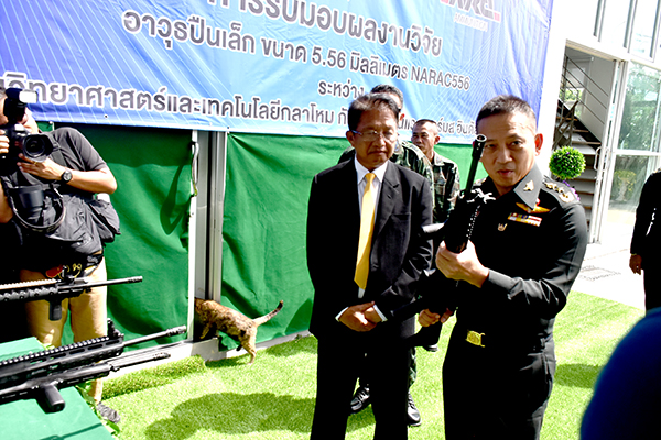 ๑๘ ส.ค.๖๓ พล.ท.คงชีพ ตันตระวาณิชย์ จก.วท.กห. รับมอบผลงานวิจัยอาวุธปืนเล็กฯ ของ บ.เนแรค อาร์มสฯ