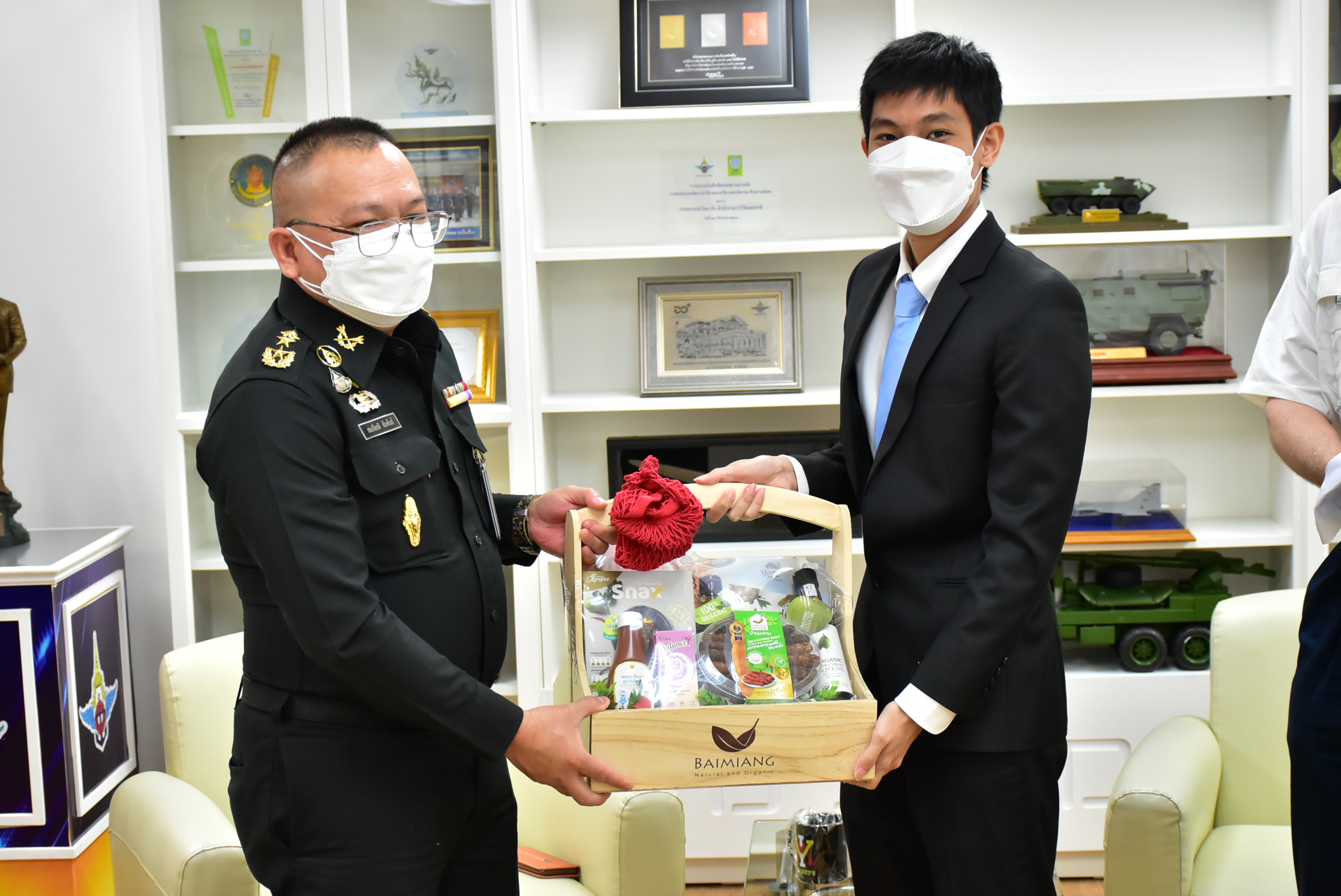 ๒๕ มี.ค.๖๕ ผู้แทนสมาคมศิษย์เก่า โรงเรียนนายร้อยวิจีเนียร์ VMI เข้าเยี่ยมคารวะ เพื่อแสดงความยินดีกับ จก.วท.กห.