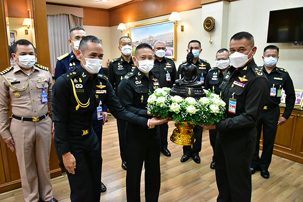 ๒๓ ก.ย.๖๔ พล.ท.คงชีพ ตันตระวาณิชย์ จก.วท.กห. นำคณะนายทหารชั้นนายพล เข้าแสดงมุทิตาจิตแด่ พล.อ.ชัยพฤกษ์ พูนสวัสดิ์ รอง ปล.กห.(๓) ณ ศาลาว่าการกระทรวงกลาโหม