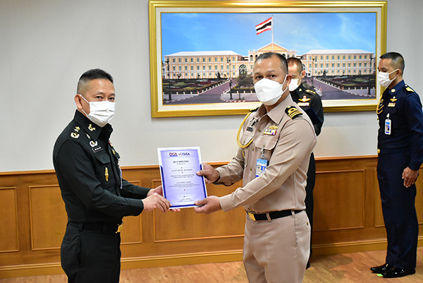 ๒๒ ก.ย.๖๔ พล.ท.คงชีพ ตันตระวาณิชย์ จก.วท.กห. มอบใบประกาศ แก่ ข้าราชการที่ผ่านการอบรมด้วยระบบเรียนออนไลน์ในบทเรียน ภาวะผู้นําใน ยุคดิจิทัลและบทเรียนความรู้ความเข้าใจเกี่ยวกับปัญญาประดิษฐ์สําหรับบุคลากร ภาครัฐ และ ข้าราชการที่ร่วม กิจกรรมของคณะทํางานดิจิทัลและภาษาของ วท.กห.