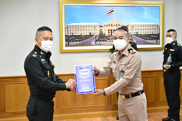 ๒๒ ก.ย.๖๔ พล.ท.คงชีพ ตันตระวาณิชย์ จก.วท.กห. มอบใบประกาศ แก่ ข้าราชการที่ผ่านการอบรมด้วยระบบเรียนออนไลน์ในบทเรียน ภาวะผู้นําใน ยุคดิจิทัลและบทเรียนความรู้ความเข้าใจเกี่ยวกับปัญญาประดิษฐ์สําหรับบุคลากร ภาครัฐ และ ข้าราชการที่ร่วม กิจกรรมของคณะทํางานดิจิทัลและภาษาของ วท.กห.