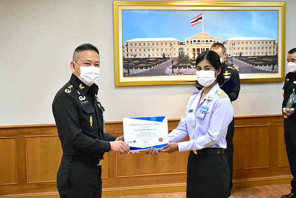 ๒๒ ก.ย.๖๔ พล.ท.คงชีพ ตันตระวาณิชย์ จก.วท.กห. มอบใบประกาศ แก่ ข้าราชการที่ผ่านการอบรมด้วยระบบเรียนออนไลน์ในบทเรียน ภาวะผู้นําใน ยุคดิจิทัลและบทเรียนความรู้ความเข้าใจเกี่ยวกับปัญญาประดิษฐ์สําหรับบุคลากร ภาครัฐ และ ข้าราชการที่ร่วม กิจกรรมของคณะทํางานดิจิทัลและภาษาของ วท.กห.
