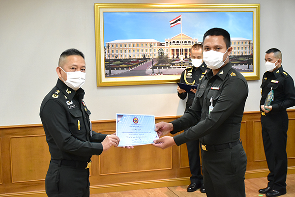 ๒๒ ก.ย.๖๔ พล.ท.คงชีพ ตันตระวาณิชย์ จก.วท.กห. มอบใบประกาศ แก่ ข้าราชการที่ผ่านการอบรมด้วยระบบเรียนออนไลน์ในบทเรียน ภาวะผู้นําใน ยุคดิจิทัลและบทเรียนความรู้ความเข้าใจเกี่ยวกับปัญญาประดิษฐ์สําหรับบุคลากร ภาครัฐ และ ข้าราชการที่ร่วม กิจกรรมของคณะทํางานดิจิทัลและภาษาของ วท.กห.