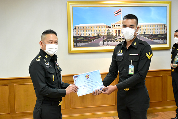 ๒๒ ก.ย.๖๔ พล.ท.คงชีพ ตันตระวาณิชย์ จก.วท.กห. มอบใบประกาศ แก่ ข้าราชการที่ผ่านการอบรมด้วยระบบเรียนออนไลน์ในบทเรียน ภาวะผู้นําใน ยุคดิจิทัลและบทเรียนความรู้ความเข้าใจเกี่ยวกับปัญญาประดิษฐ์สําหรับบุคลากร ภาครัฐ และ ข้าราชการที่ร่วม กิจกรรมของคณะทํางานดิจิทัลและภาษาของ วท.กห.