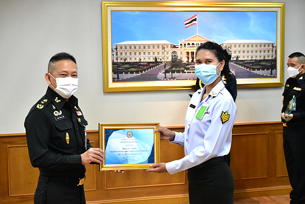 ๒๒ ก.ย.๖๔ พล.ท.คงชีพ ตันตระวาณิชย์ จก.วท.กห. มอบใบประกาศ แก่ ข้าราชการที่ผ่านการอบรมด้วยระบบเรียนออนไลน์ในบทเรียน ภาวะผู้นําใน ยุคดิจิทัลและบทเรียนความรู้ความเข้าใจเกี่ยวกับปัญญาประดิษฐ์สําหรับบุคลากร ภาครัฐ และ ข้าราชการที่ร่วม กิจกรรมของคณะทํางานดิจิทัลและภาษาของ วท.กห.