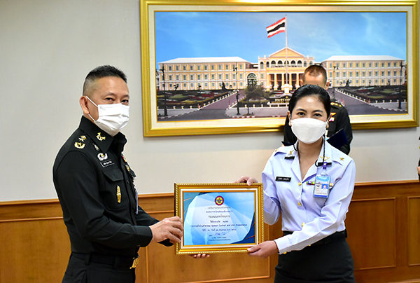 ๒๒ ก.ย.๖๔ พล.ท.คงชีพ ตันตระวาณิชย์ จก.วท.กห. มอบใบประกาศ แก่ ข้าราชการที่ผ่านการอบรมด้วยระบบเรียนออนไลน์ในบทเรียน ภาวะผู้นําใน ยุคดิจิทัลและบทเรียนความรู้ความเข้าใจเกี่ยวกับปัญญาประดิษฐ์สําหรับบุคลากร ภาครัฐ และ ข้าราชการที่ร่วม กิจกรรมของคณะทํางานดิจิทัลและภาษาของ วท.กห.