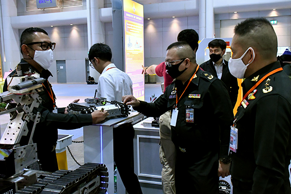 ๒๓ พ.ย.๖๓ พล.ท.คงชีพ ตันตระวาณิชย์ จก.วท.กห. เดินทางไปเยี่ยมชมงานมหกรรมวิทยาศาสตร์และ เทคโนโลยีแห่งชาติ ประจำปี ๒๕๖๓