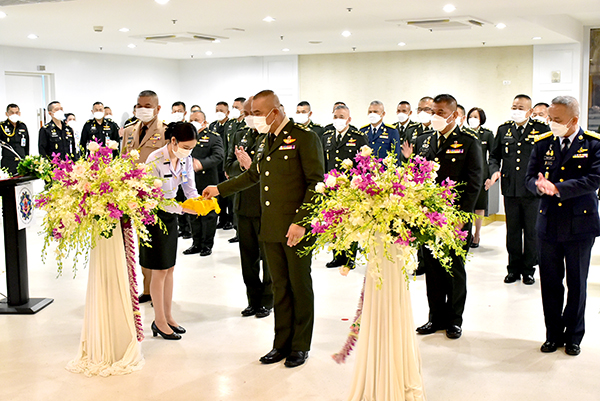 ๓๐ ก.ย.๖๔ พล.ท.คงชีพ ตันตระวาณิชย์ จก.วท.กห. เข้าร่วมพิธีเปิดห้องนิทรรศการอุตสาหกรรมป้องกันประเทศ บริเวณชั้นล่างอาคาร สำนักงานปลัดกระทรวงกลาโหม (พื้นที่ศรีสมาน)