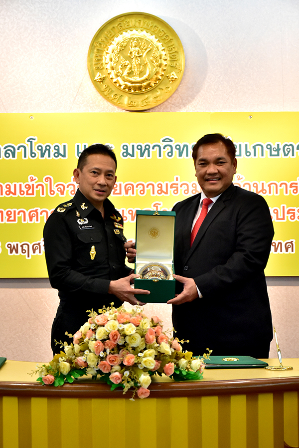 ๑๘ พ.ย.๖๓ พล.ท.คงชีพ ตันตระวาณิชย์ จก.วท.กห. และคณะ ผอ.สวพ.เหล่าทัพ ร่วมลงนามบันทึกความเข้าใจว่าด้วยความร่วมมือ ด้านการวิจัยและพัฒนาด้านวิทยาศาสตร์และเทคโนโลยีป้องกันประเทศ ระหว่าง กระทรวงกลาโหม กับ มหาวิทยลัย เกษตรศาสตร์
