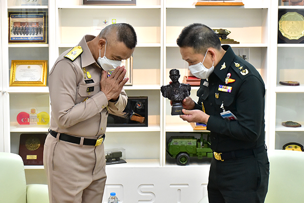 ๒๐ ก.ย.๖๔ พล.ร.ต.อะดุง พันธ์เอี่ยม ผอ.สวพ.ทร. และคณะ เข้าพบ พล.ท.คงชีพ ตันตระวาณิชย์ จก.วท.กห. เพื่อแสดงมุทิตาจิต แด่ จก.วท.กห. และแนะนำ ผอ.สวพ.ทร. ท่านใหม่ ณ วท.กห.