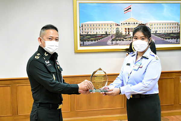 ๒๒ ก.ย.๖๔ พล.ท.คงชีพ ตันตระวาณิชย์ จก.วท.กห. พิธีมอบโล่ที่ระลึก ให้แก่ข้าราชการ วท.กห. ที่ได้รับข้าราชการดีเด่น ของ วท.กห. ประจำปีงบประมาณ พ.ศ.๒๕๖๔ จำนวน ๒ นาย