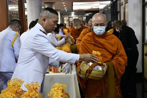 ๔ ธ.ค.๖๖ จก.วท.กห. ร่วมพิธีทำบุญตักบาตรเนื่องในวันคล้ายวันพระบรมราชสมภพพระบาทสมเด็จพระบรมชนกาธิเบศร มหาภูมิพลอดุลยเดชมหาราชบรมนาถบพิตร