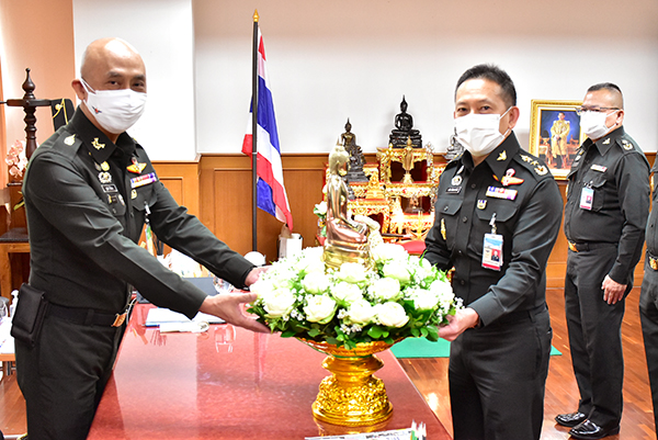 ๒๐ ก.ย.๖๔ พล.ท.คงชีพ ตันตระวาณิชย์ จก.วท.กห. และคณะผู้บังคับบัญชาระดับสูงของ วท.กห. เข้าแสดงมุทิตาจิต แด่ พล.อ.ชูชาติ บัวขาว รอง ปล.กห.(๒) ณ สำนักงาน รอง ปล.กห. อาคาร สำนักงานปลัดกระทรวงกลาโหม พื้นที่ศรีสมาน ชั้น ๙
