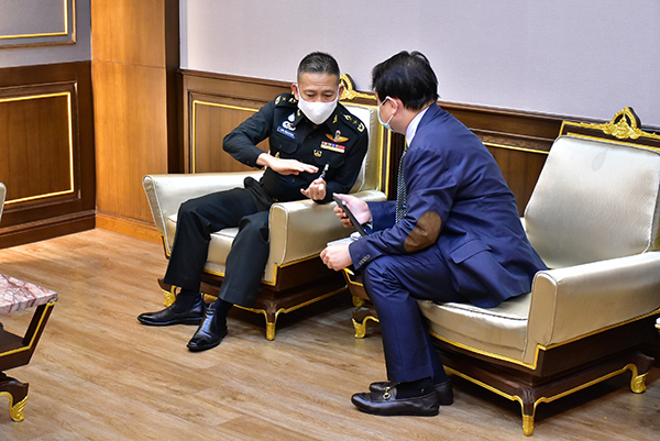 ๑๖ เม.ย.๖๓ พล.อ.ณัฐ อินทรเจริญ ปล.กห. รับมอบสารทำความสะอาดจาก บริษัท SCG