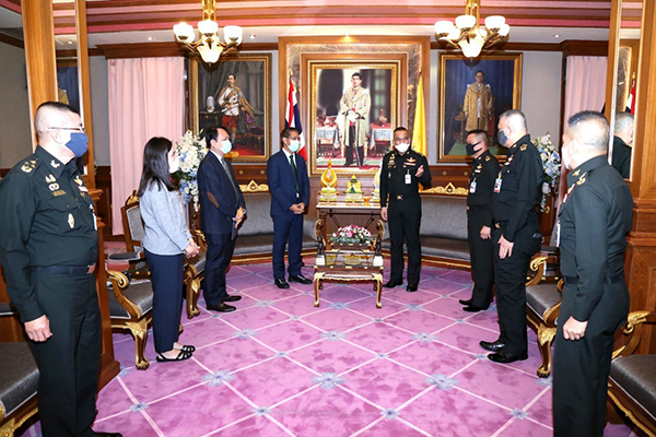 ๑๖ เม.ย.๖๓ พล.อ.ณัฐ อินทรเจริญ ปล.กห. รับมอบสารทำความสะอาดจาก บริษัท SCG
