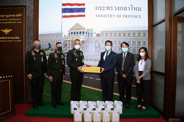 ๑๖ เม.ย.๖๓ พล.อ.ณัฐ อินทรเจริญ ปล.กห. รับมอบสารทำความสะอาดจาก บริษัท SCG