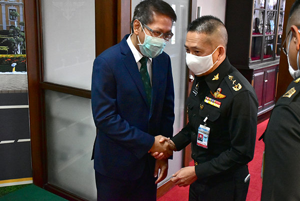 ๑๖ เม.ย.๖๓ พล.อ.ณัฐ อินทรเจริญ ปล.กห. รับมอบสารทำความสะอาดจาก บริษัท SCG