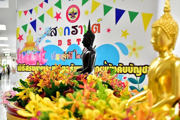๗ เม.ย.๖๔ ข้าราชการ วท.กห. ร่วมสรงน้ำพระ และอวยพร จก.วท.กห. รอง จก.วท.กห. เนื่องในวันสงกานต์