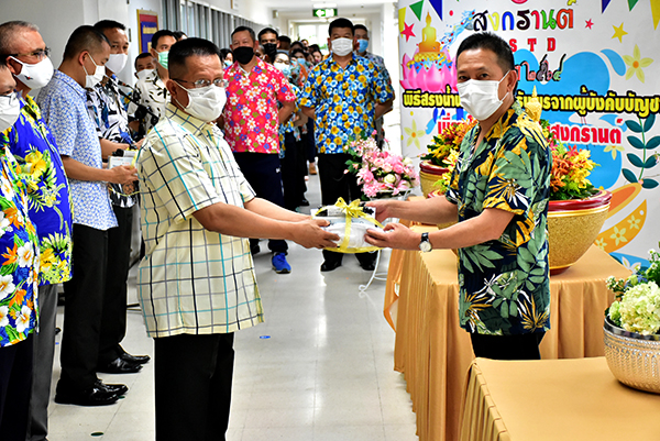 ๗ เม.ย.๖๔ ข้าราชการ วท.กห. ร่วมสรงน้ำพระ และอวยพร จก.วท.กห. รอง จก.วท.กห. เนื่องในวันสงกานต์