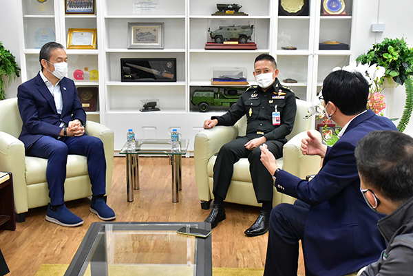 ๒๘ ก.ย.๖๔ คุณชัยวัฒน์ โควาวิสารัช ประธานเจ้าหน้าที่ บริหารและผู้จัดการใหญ่ บริษัท บางจาก คอร์ปอเรชั่น จำกัด (มหาชน) และคณะผู้บริหาร เข้าเยี่ยมคำนับ พล.ท.คงชีพ ตันตระวาณิชย์ จก.วท.กห. เพื่อแสดงความยินดีที่ได้รับการเลื่อนยศสูงขึ้น