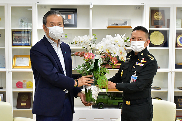 ๒๘ ก.ย.๖๔ คุณชัยวัฒน์ โควาวิสารัช ประธานเจ้าหน้าที่ บริหารและผู้จัดการใหญ่ บริษัท บางจาก คอร์ปอเรชั่น จำกัด (มหาชน) และคณะผู้บริหาร เข้าเยี่ยมคำนับ พล.ท.คงชีพ ตันตระวาณิชย์ จก.วท.กห. เพื่อแสดงความยินดีที่ได้รับการเลื่อนยศสูงขึ้น