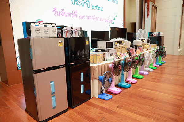 ๒๙ พ.ย.๖๔ พล.ท.สมเกียรติ สัมพันธ์ เจ้ากรมวิทยาศาสตร์และเทคโนโลยีกลาโหม มอบเงินและของรางวัลในงานกาชาด ประจำปี ๒๕๖๔