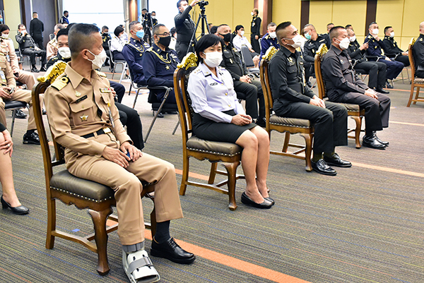 ๒๑ ก.ย.๖๔ พล.ท.คงชีพ ตันตระวาณิชย์ จก.วท.กห. กล่าวสดุดีและถ่ายภาพหมู่เป็นที่ระลึกในพิธีประกาศเกียรติคุณข้าราชการ ลูกจ้าง ที่ครบกำหนดเกษียณอายุราชการ ประจำปีงบประมาณ ๖๔ และข้าราชการที่ลาออกจากราชการก่อนเกษียณอายุตามมติ กขท. ประจำปีงบประมาณ ๖๕
